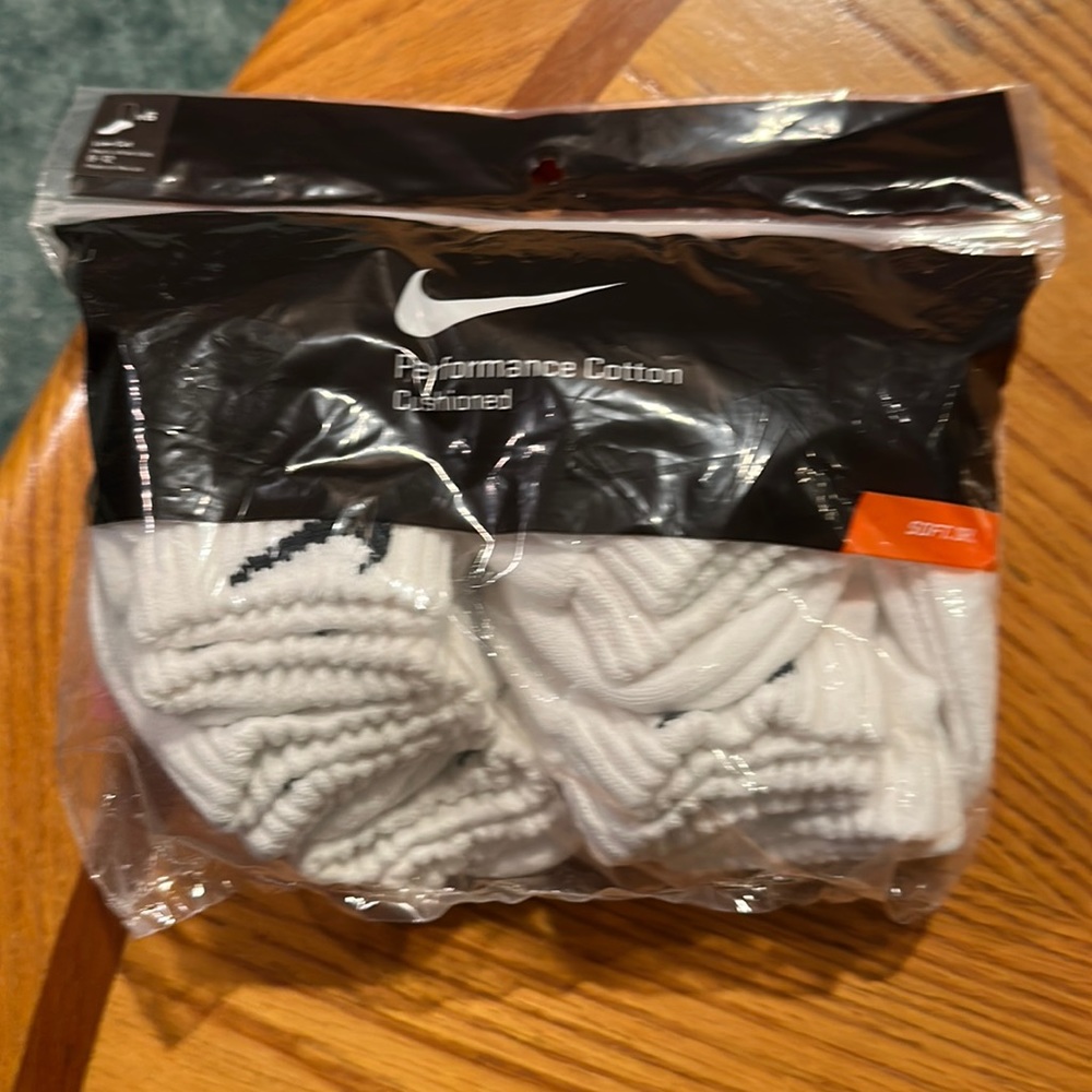 Nike package of 6 low cut cushioned ankle socks. Men’s size 8-12